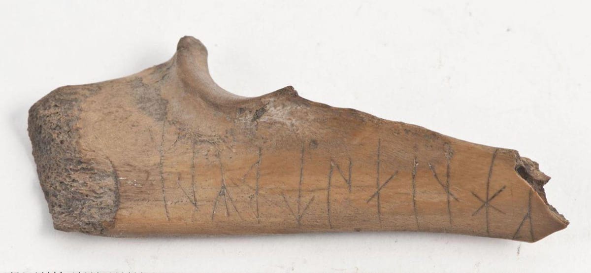 Археология Рун в России — Новгородская кость с футарком